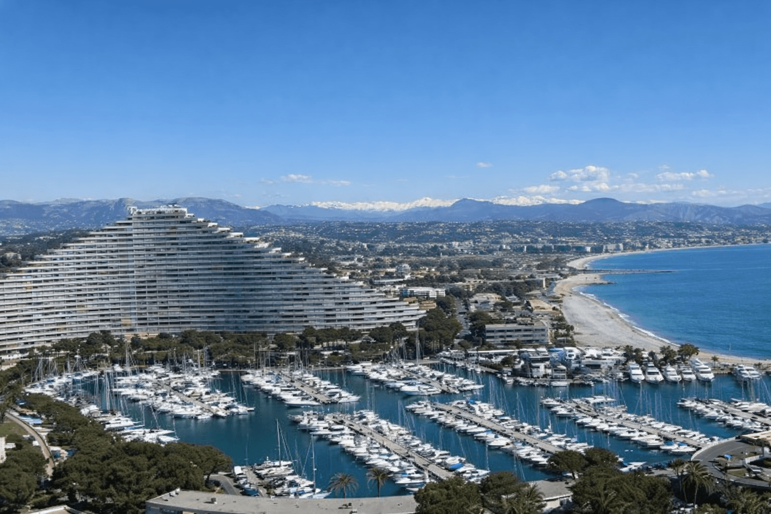 Femme chauffeure VTC premium sur la Côte d’Azur